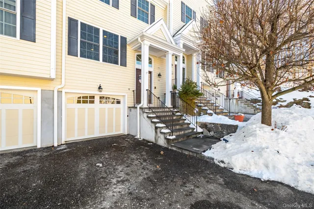 $459,000 | 102 Villa Court, Carmel, NY 10512