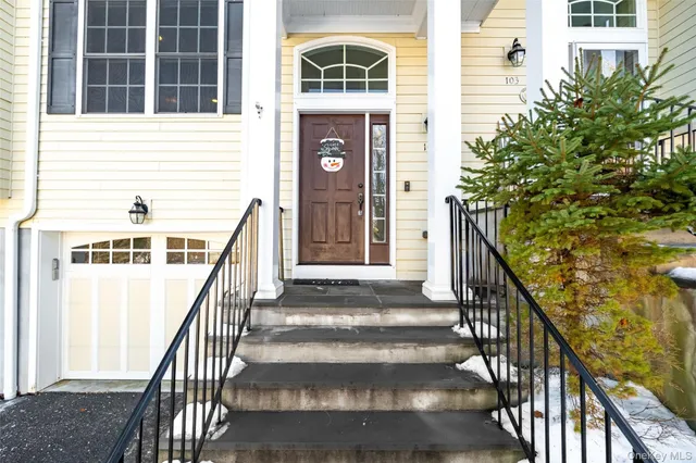 $459,000 | 102 Villa Court, Carmel, NY 10512