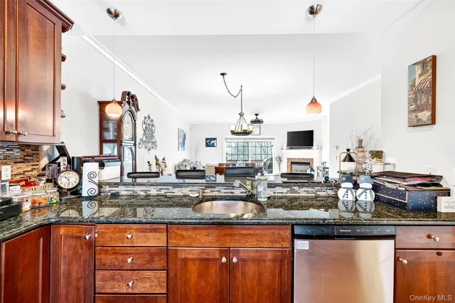 $459,000 | 102 Villa Court, Carmel, NY 10512