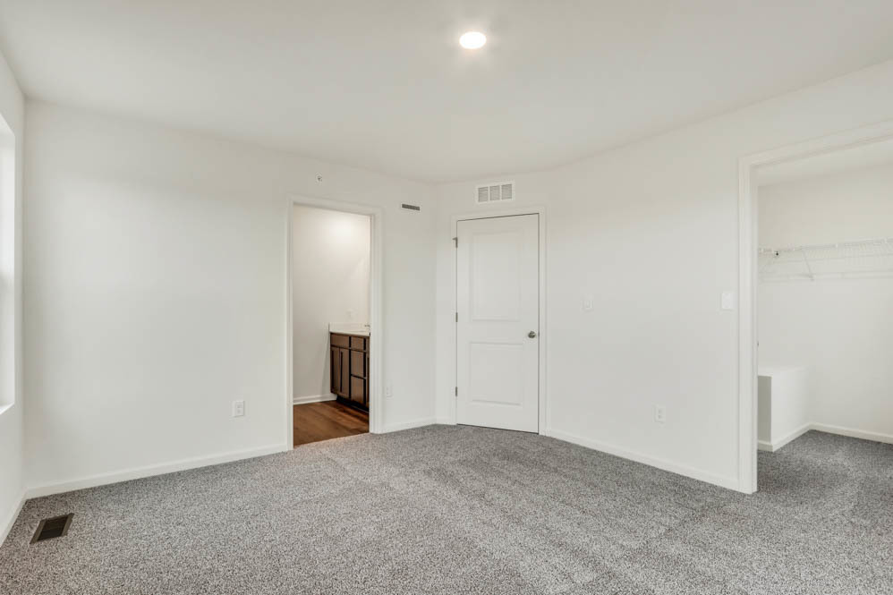 561 Yosemite Way Mundelein, IL 60060 - Photo 14 of 48 a view of an empty room