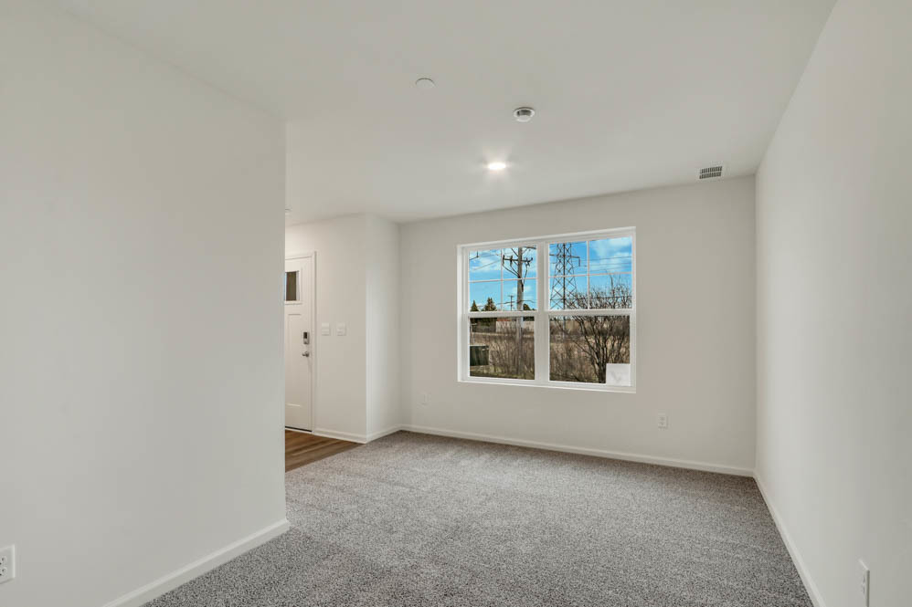 561 Yosemite Way Mundelein, IL 60060 - Photo 4 of 48 an empty room with windows and closet