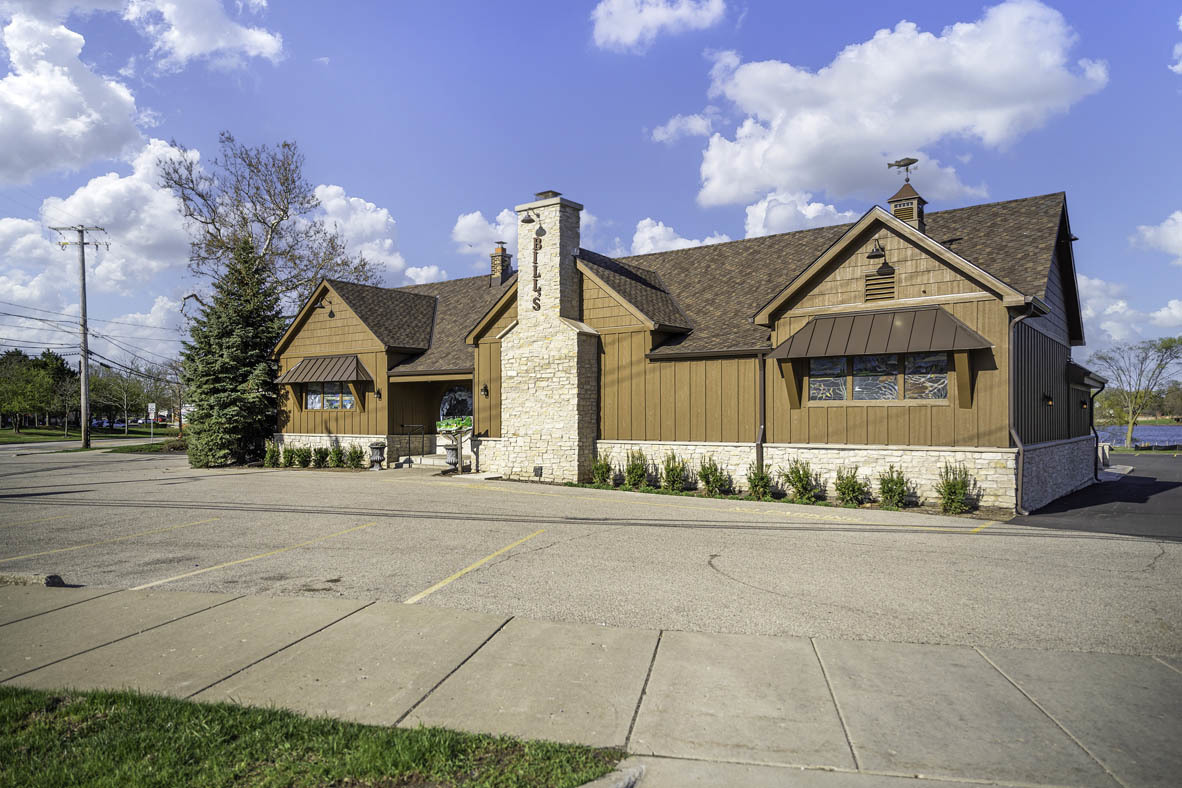 561 Yosemite Way Mundelein, IL 60060 - Photo 45 of 48 a front view of a house with a yard and garage