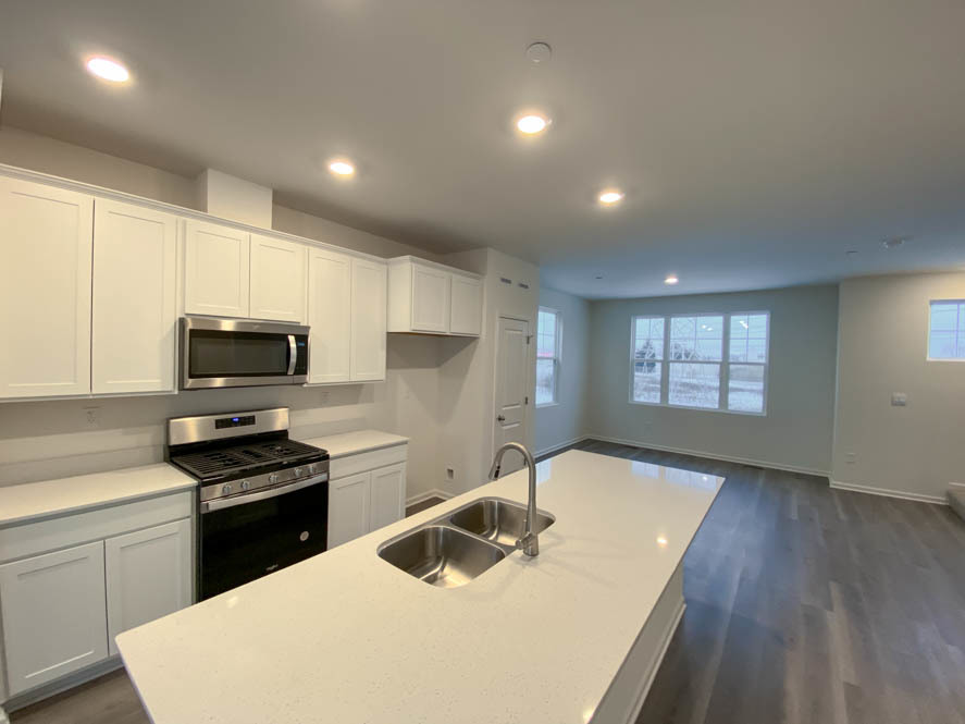 561 Yosemite Way Mundelein, IL 60060 - Photo 10 of 48 a kitchen with a sink a microwave and cabinets