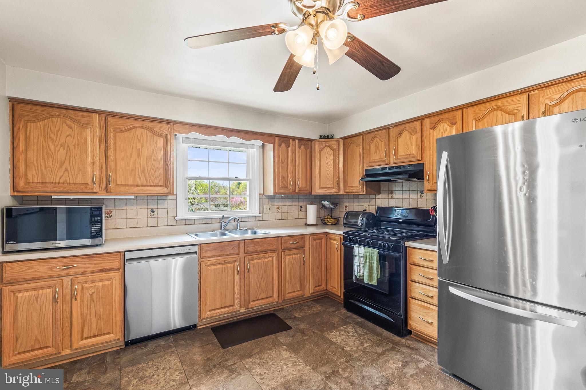 1870 Lilac Road York, PA 17408 - Photo 7 of 28 kitchen