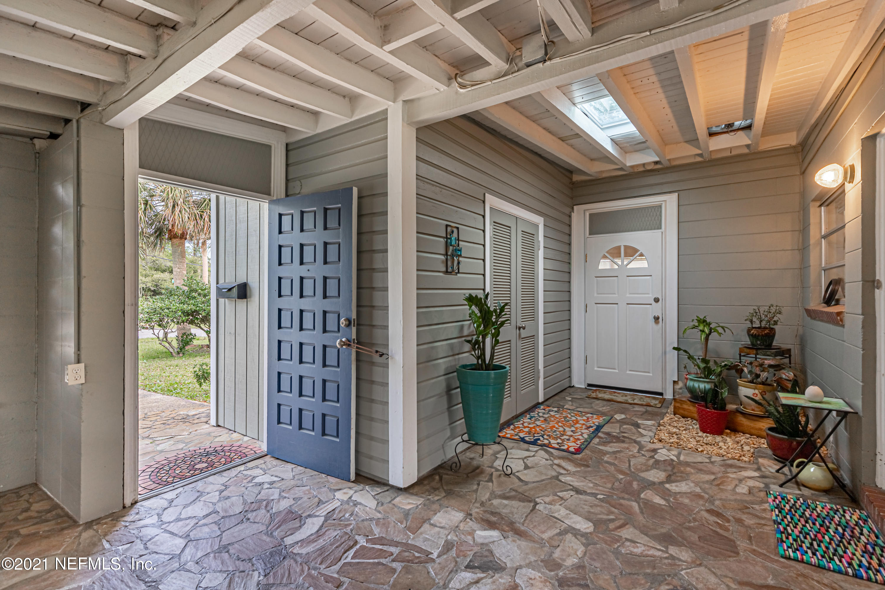 4 Front Patio Courtyard Entry