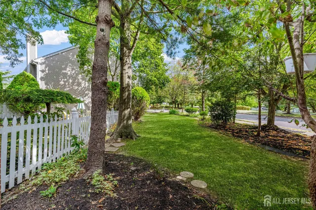 a picture of a room with a floor plan