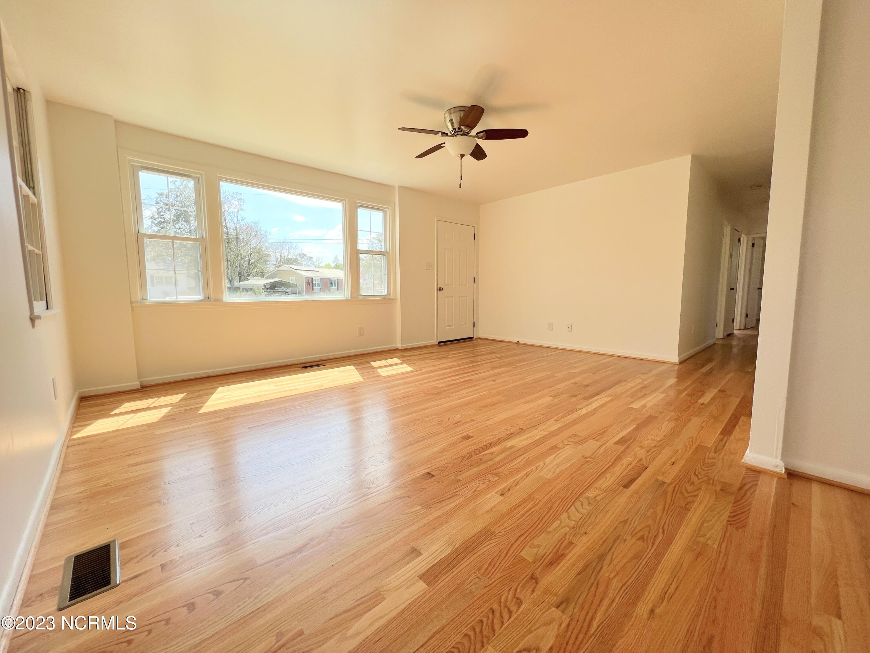 505 Delmar Road Jacksonville, NC 28540 - Photo 14 of 33 Living Room