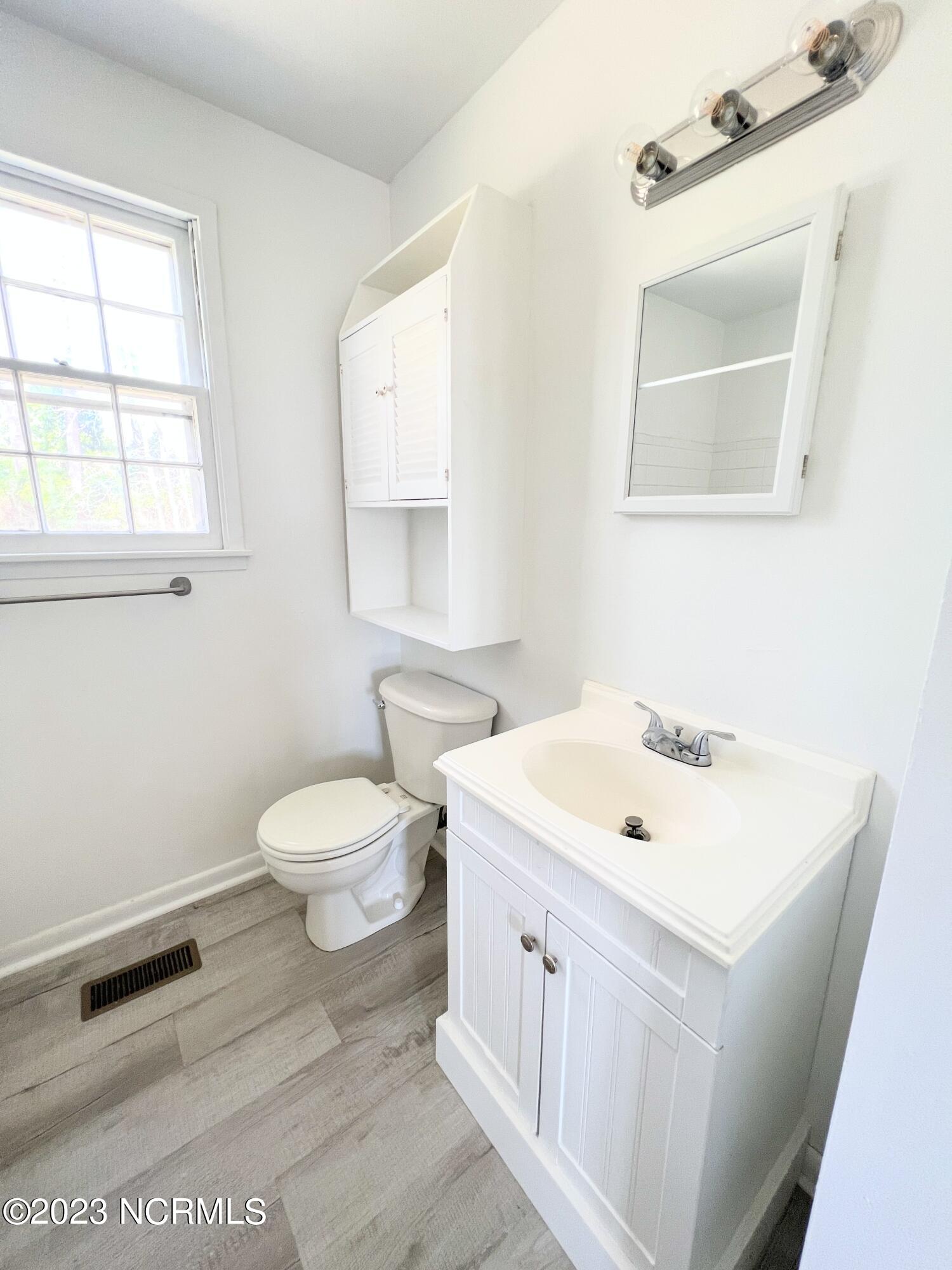 505 Delmar Road Jacksonville, NC 28540 - Photo 25 of 33 Hall Bathroom