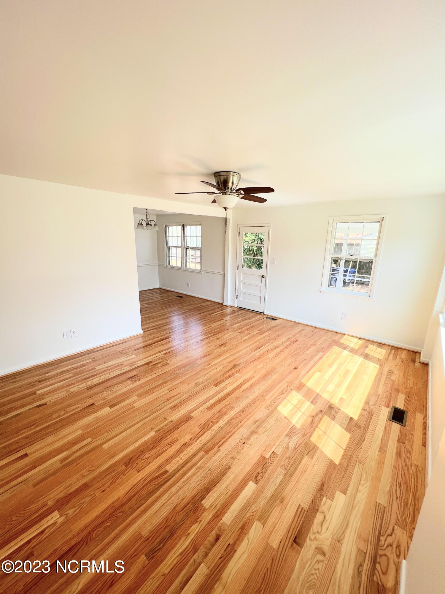 505 Delmar Road Jacksonville, NC 28540 - Photo 10 of 33 Living Room