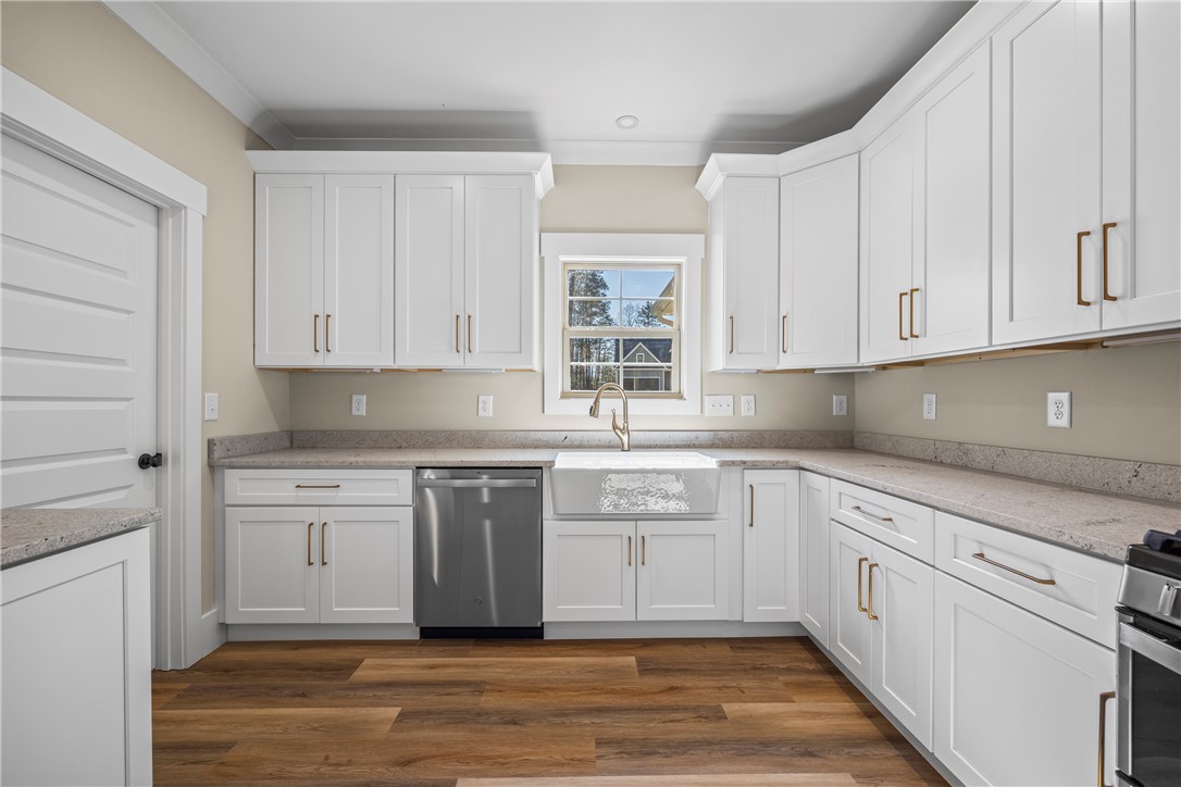 437 Falcons Lair W Drive Walhalla, SC 29691 - Photo 11 of 50 Kitchen with farm house sink