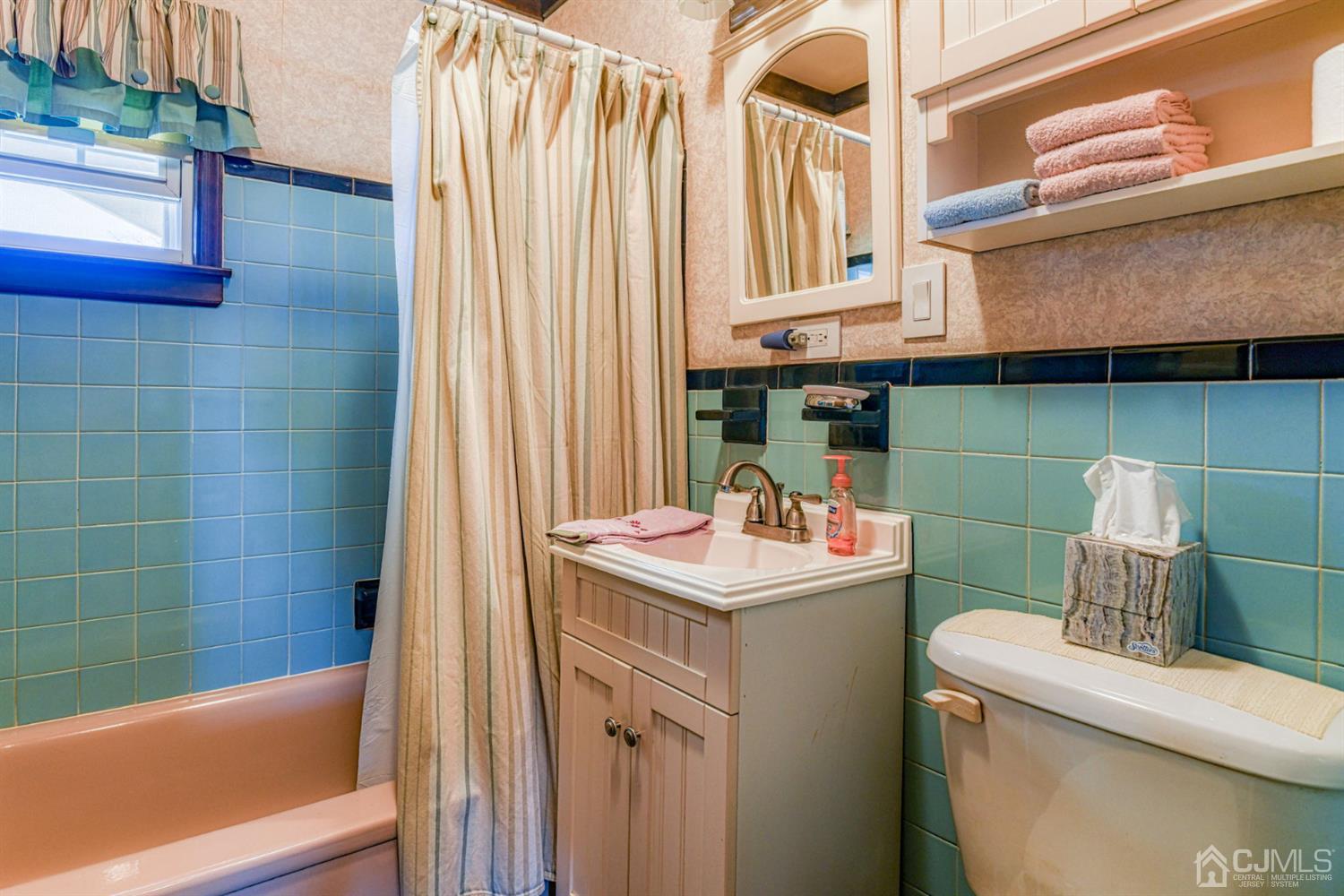 154 East Hill Road Colonia, NJ 07067 - Photo 18 of 25 a bathroom with a sink a toilet and tub