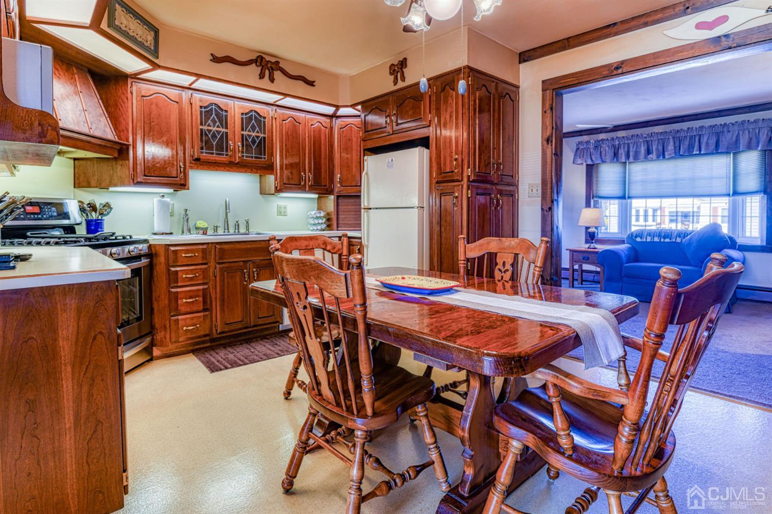 154 East Hill Road Colonia, NJ 07067 - Photo 9 of 25 a patio with a dinning table and chairs