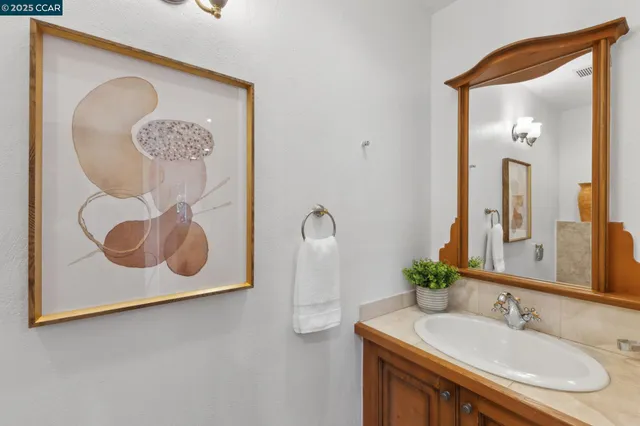 $1,450,000 | 40 Las Palomas, Orinda, CA 94563