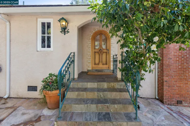 $1,450,000 | 40 Las Palomas, Orinda, CA 94563