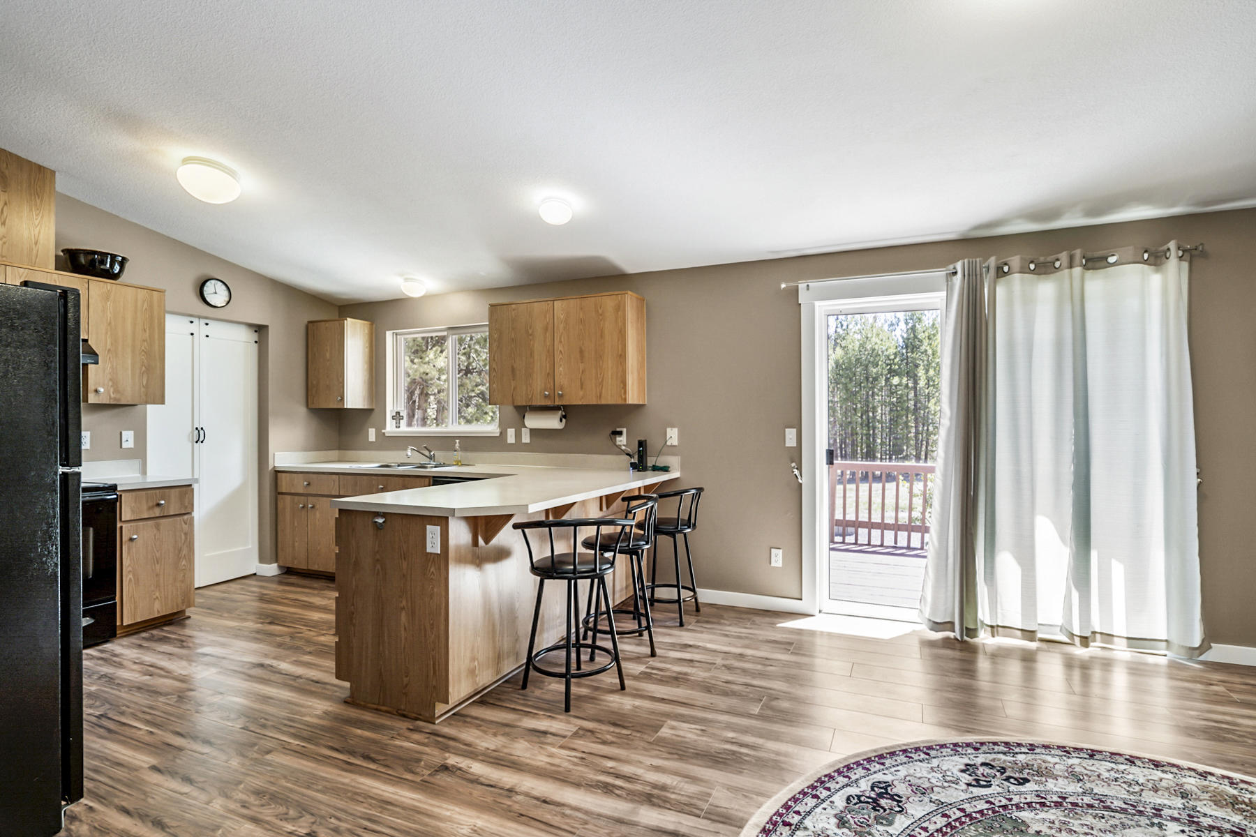 55080 Jackpine Way Bend, OR 97707 - Photo 10 of 39 kitchen:den