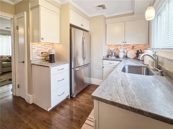 $3,200 | 10 Brayton Avenue, East Providence, RI 02916