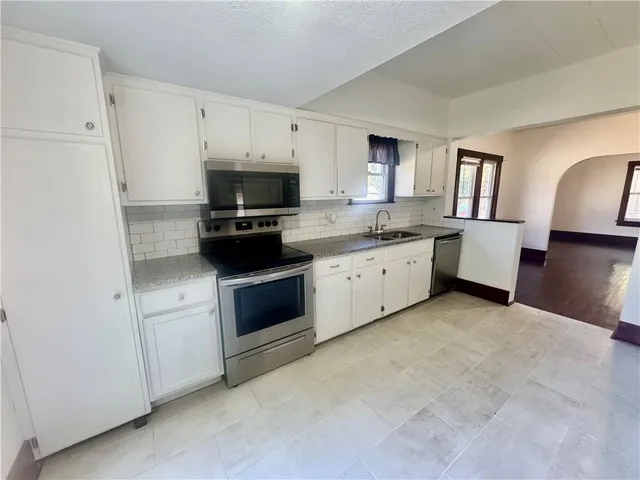 $164,900 | 1011 North Broadway Street, Leavenworth, KS 66048