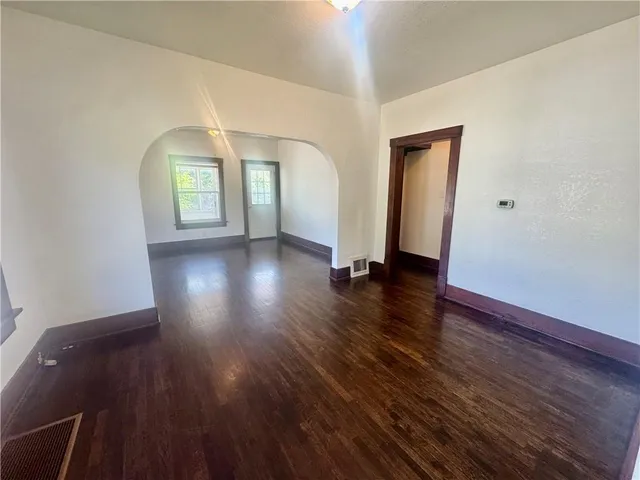 $164,900 | 1011 North Broadway Street, Leavenworth, KS 66048