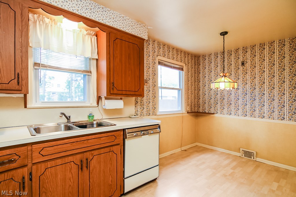 1169 Roland Road Lyndhurst, OH 44124 - Photo 9 of 30