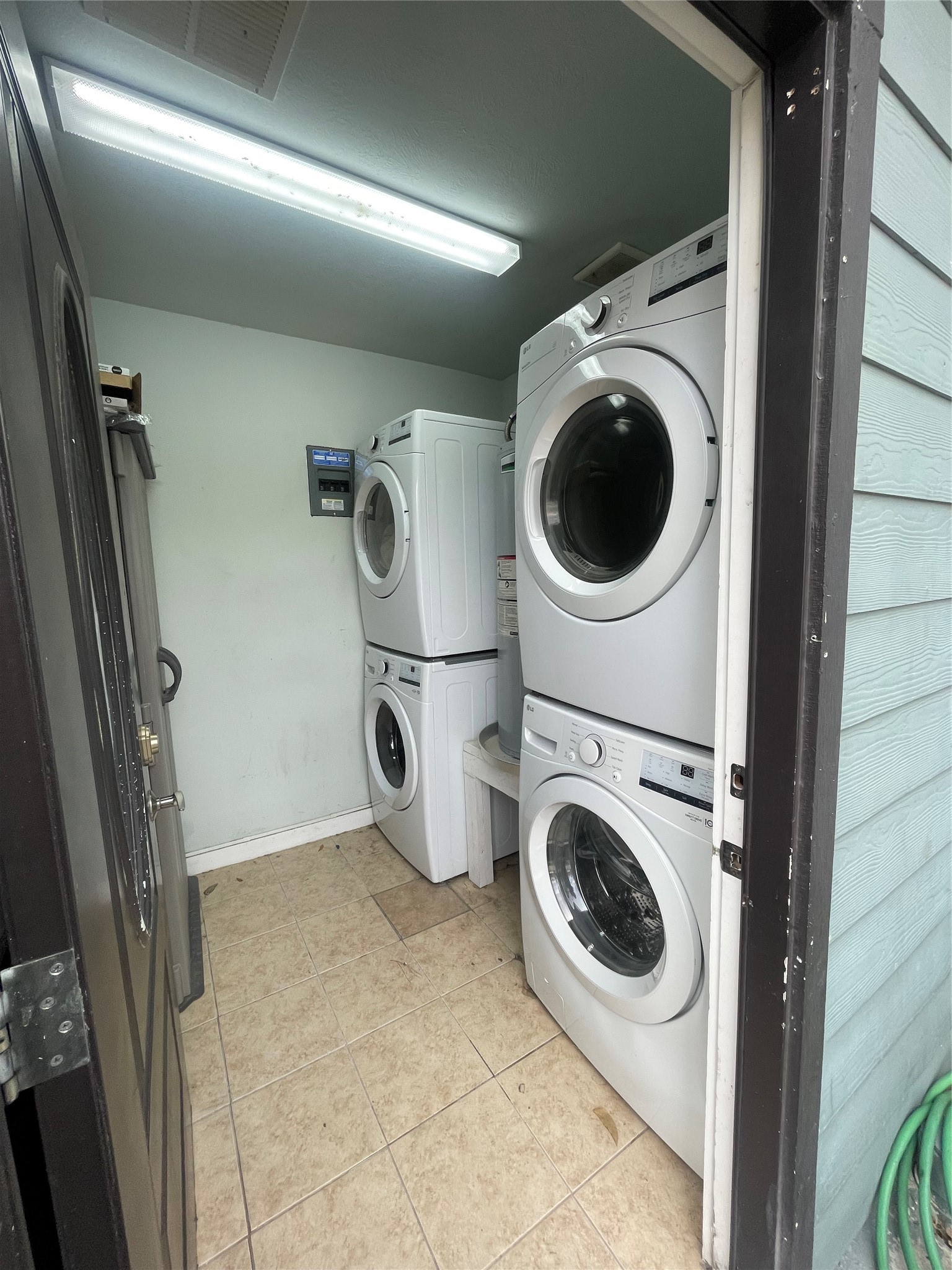 434 Lenard Street, Unit F Houston, TX 77009 - Photo 14 of 15 a utility room with dryer and washer