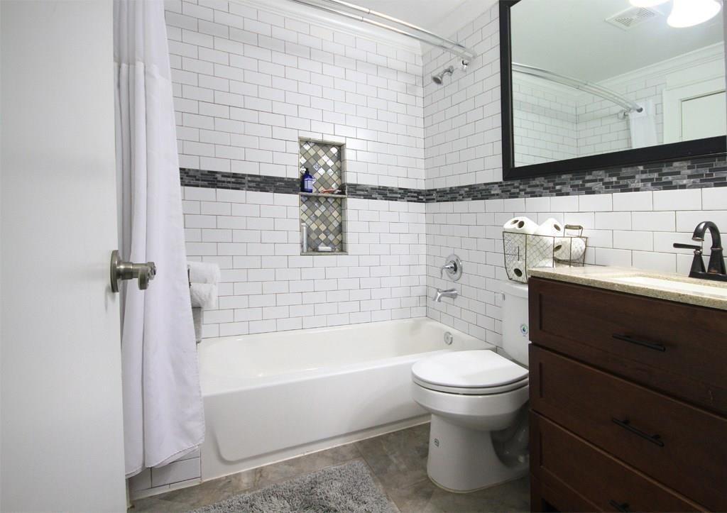 434 Lenard Street, Unit F Houston, TX 77009 - Photo 5 of 15 a bathroom with a bathtub and sink