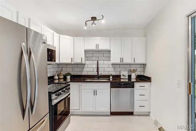 $339,000 | 915 Trianon Lane, Ballwin, MO 63011