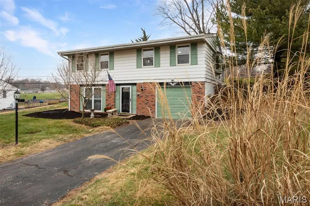 $339,000 | 915 Trianon Lane, Ballwin, MO 63011