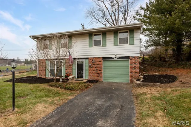 $339,000 | 915 Trianon Lane, Ballwin, MO 63011