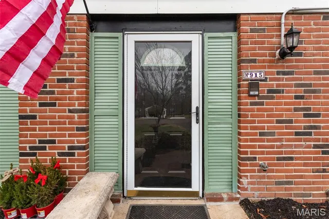 $339,000 | 915 Trianon Lane, Ballwin, MO 63011