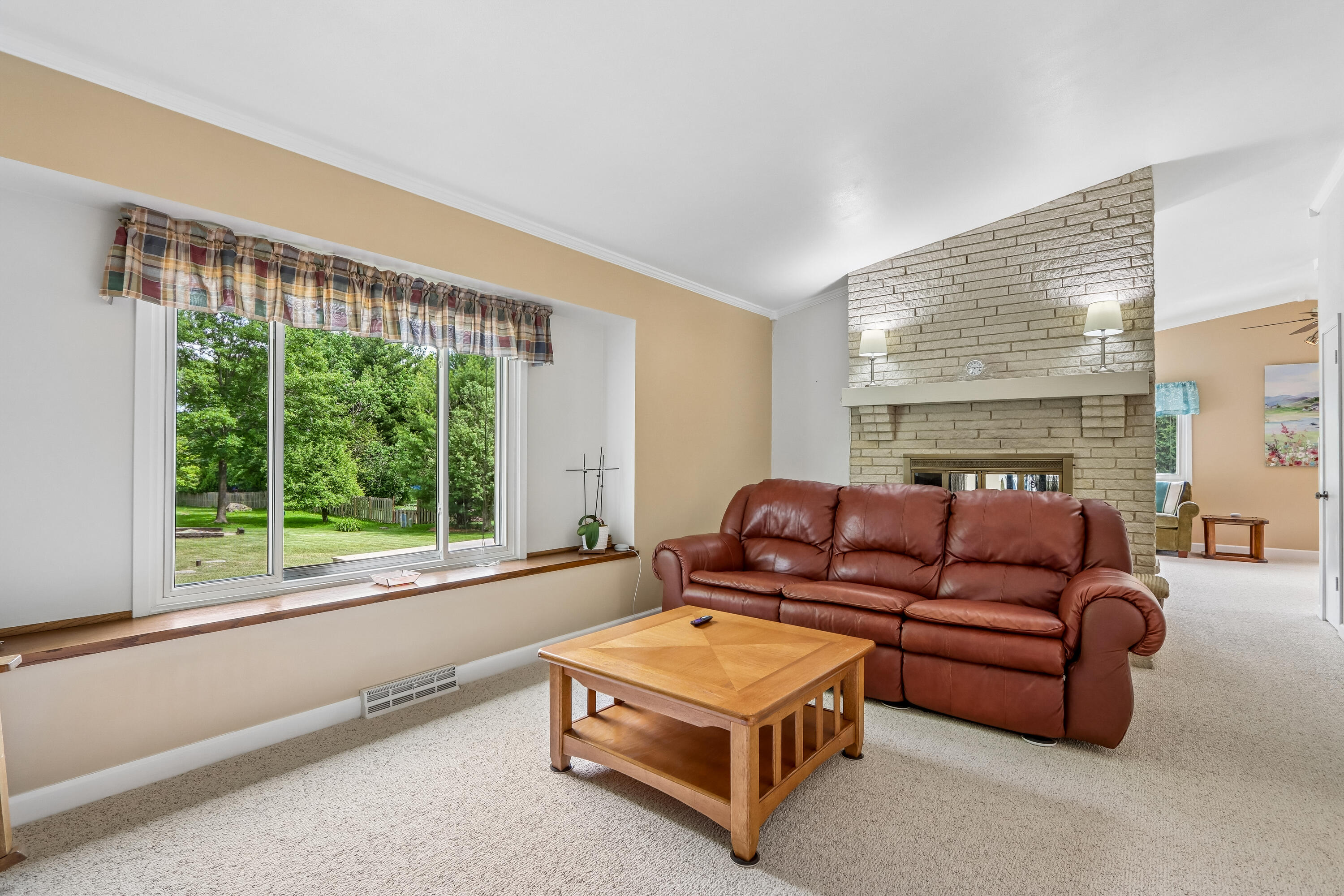 804 Lochtyn Ridge Wales, WI 53183 - Photo 17 of 58 Living Room