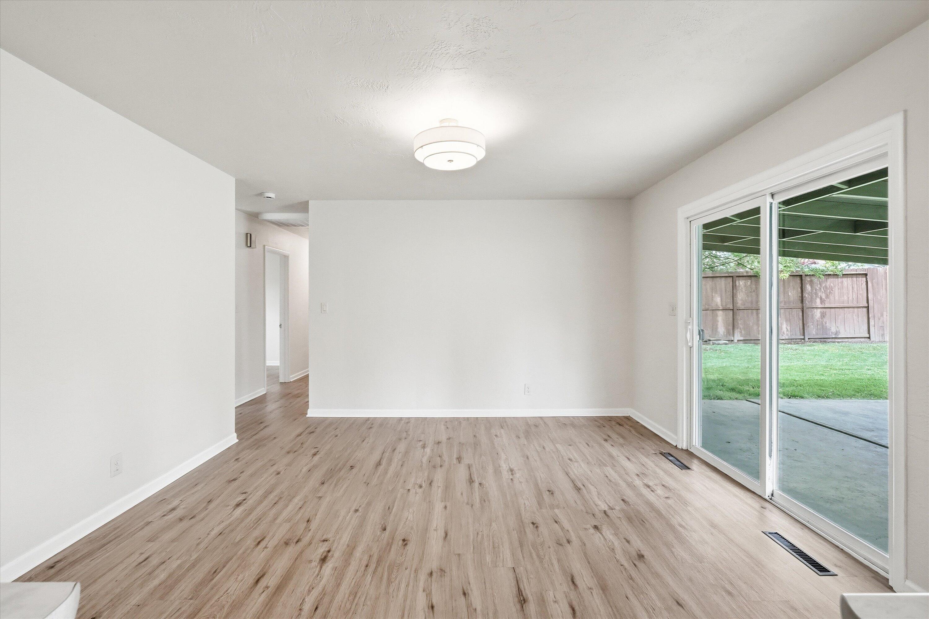 689 South Modoc Avenue Medford, OR 97504 - Photo 18 of 47 Dining room - View from kitchen