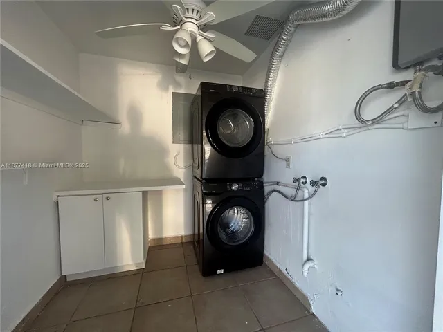 a view of entryway with washer and dryer