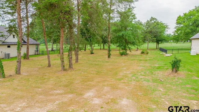 a view of a yard with basketball court