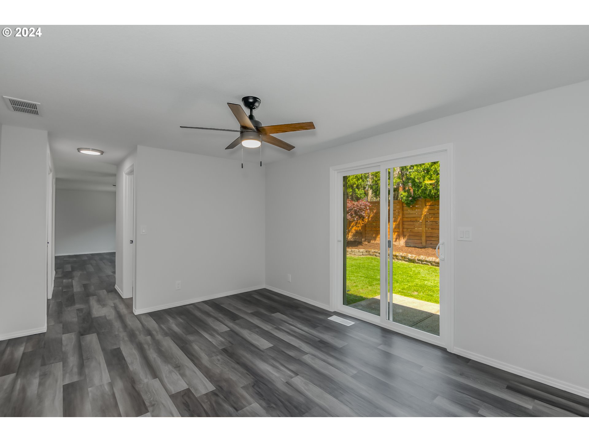 8640 Southwest 133rd Avenue Beaverton, OR 97008 - Photo 11 of 25 a view of an empty room with a window