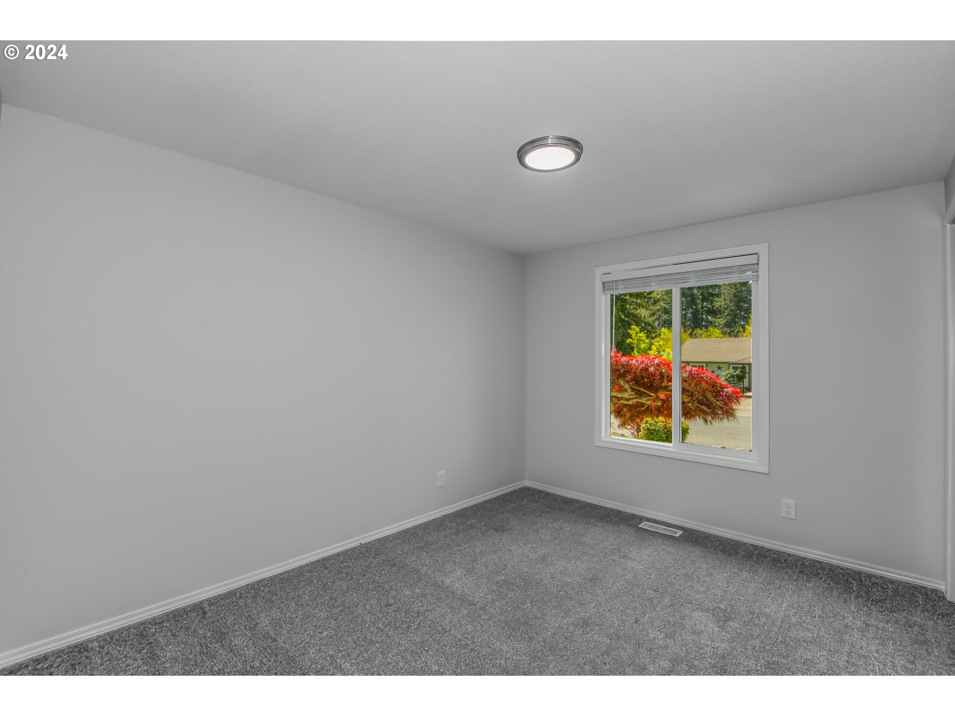 8640 Southwest 133rd Avenue Beaverton, OR 97008 - Photo 13 of 25 an empty room with windows