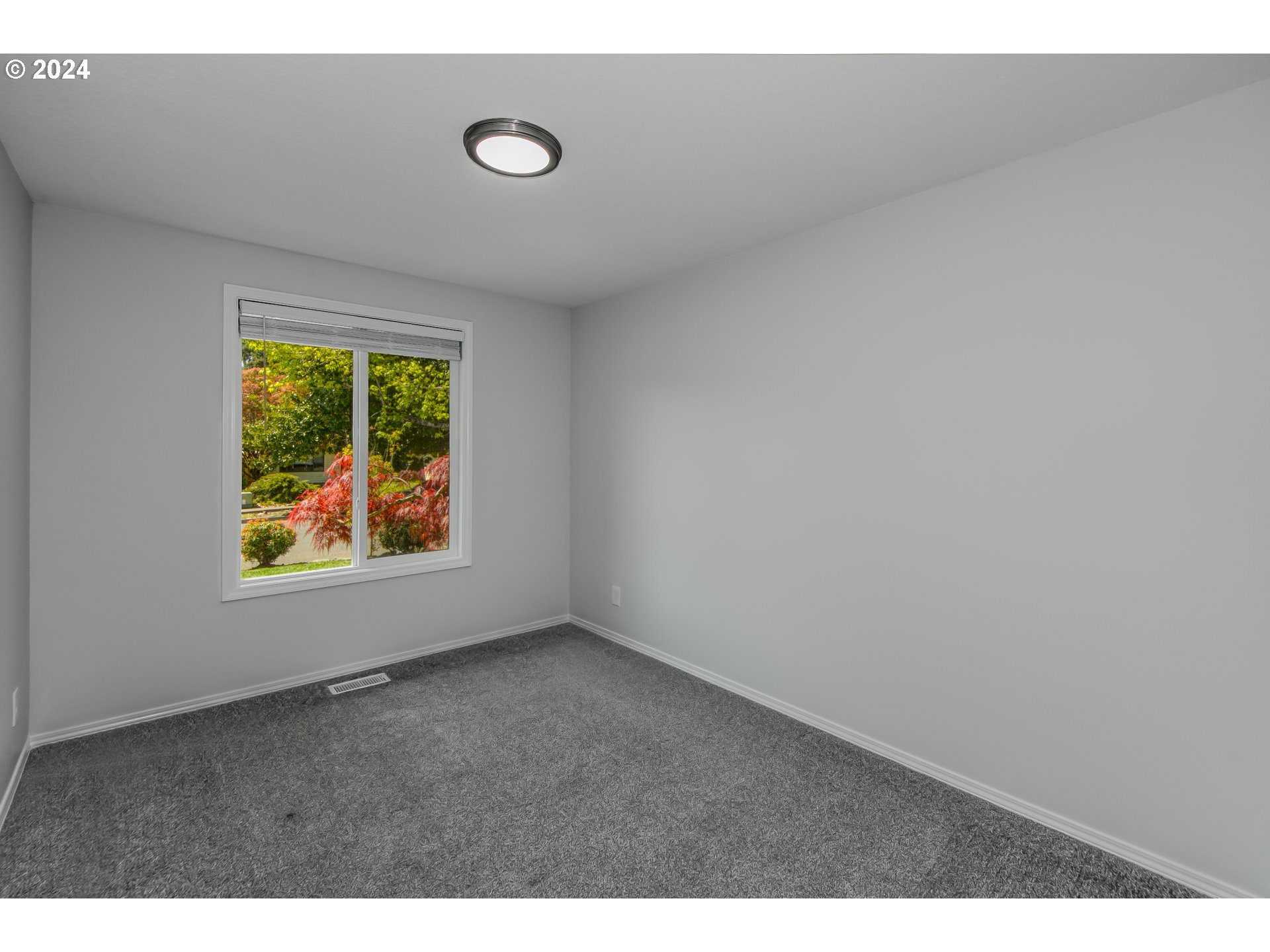 8640 Southwest 133rd Avenue Beaverton, OR 97008 - Photo 15 of 25 a view of an empty room and window