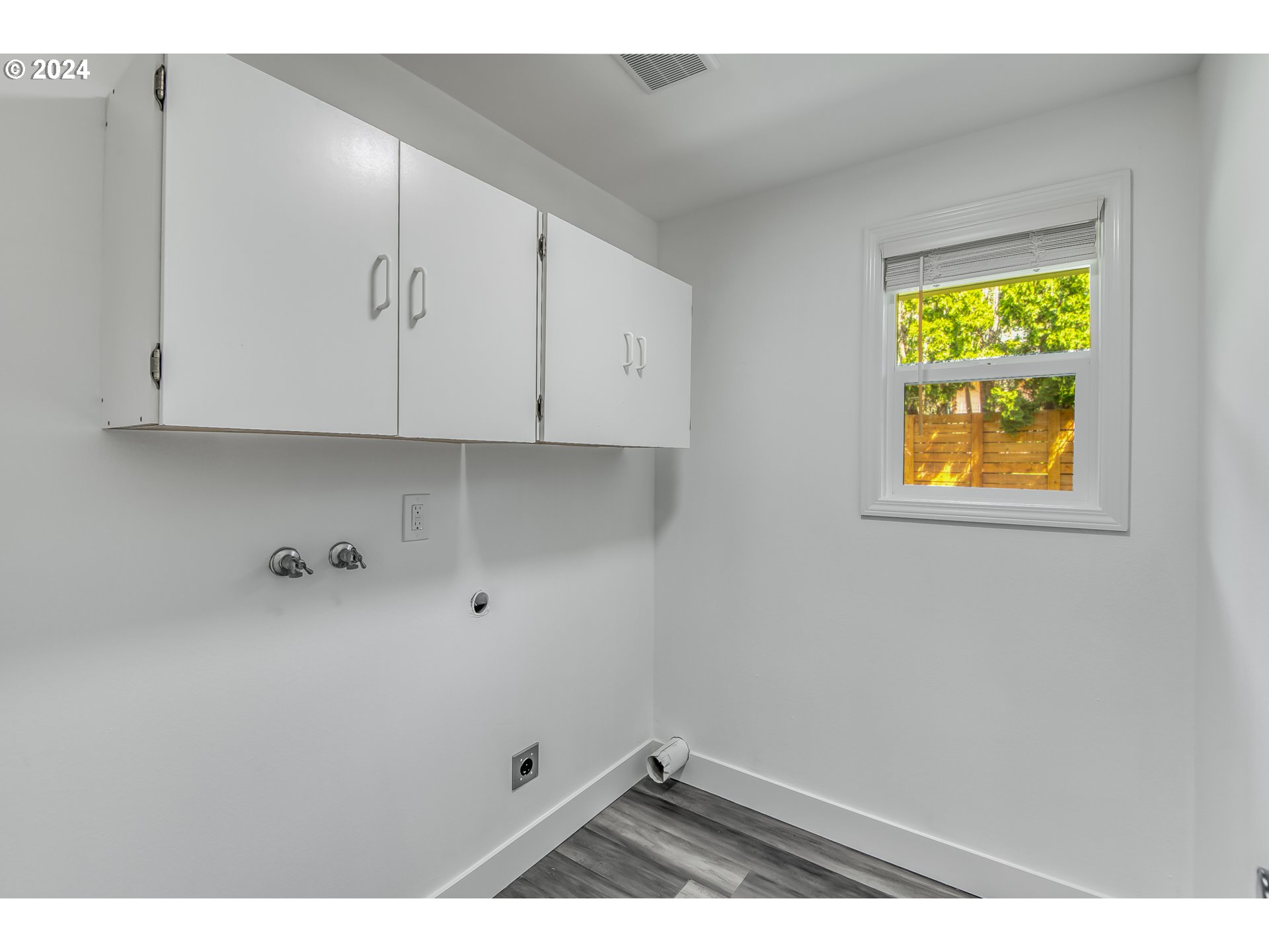 8640 Southwest 133rd Avenue Beaverton, OR 97008 - Photo 10 of 25 a view of an empty room with a window