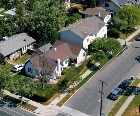 $965,000 | 1008 North Broadway Street, Fresno, CA 93728