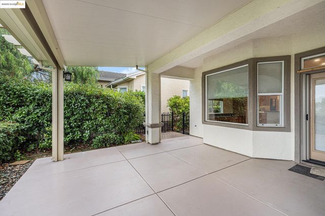 a view of an entryway with a outdoor space