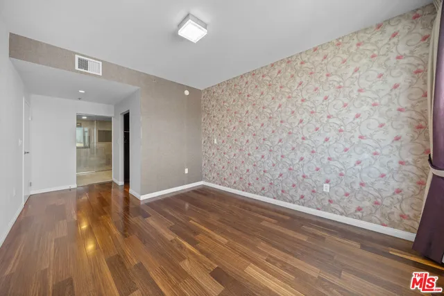 a view of empty room with a ceiling fan