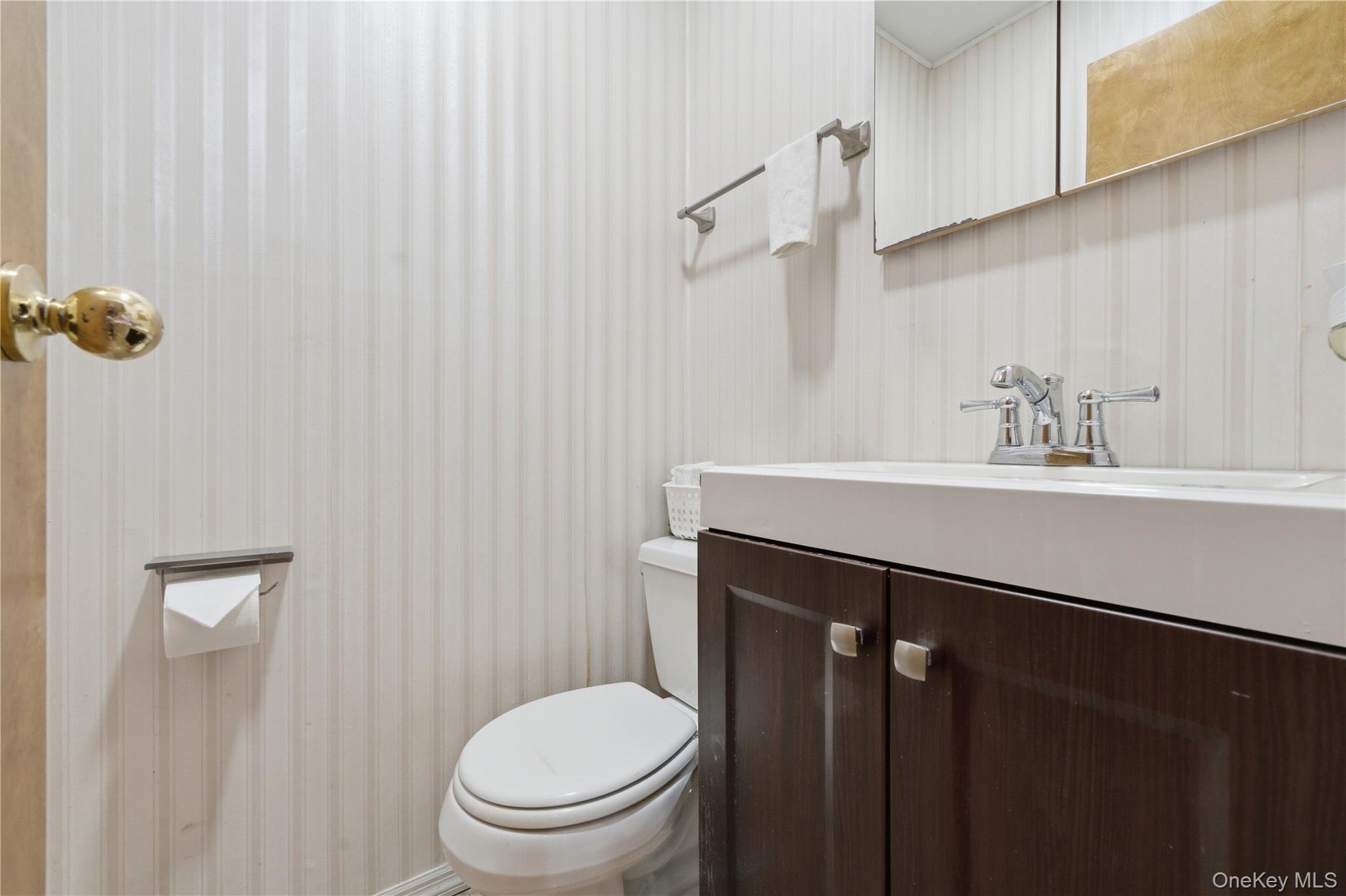 308 South Oyster Bay Road, Unit A Syosset, NY 11791 - Photo 12 of 37 Half bathroom