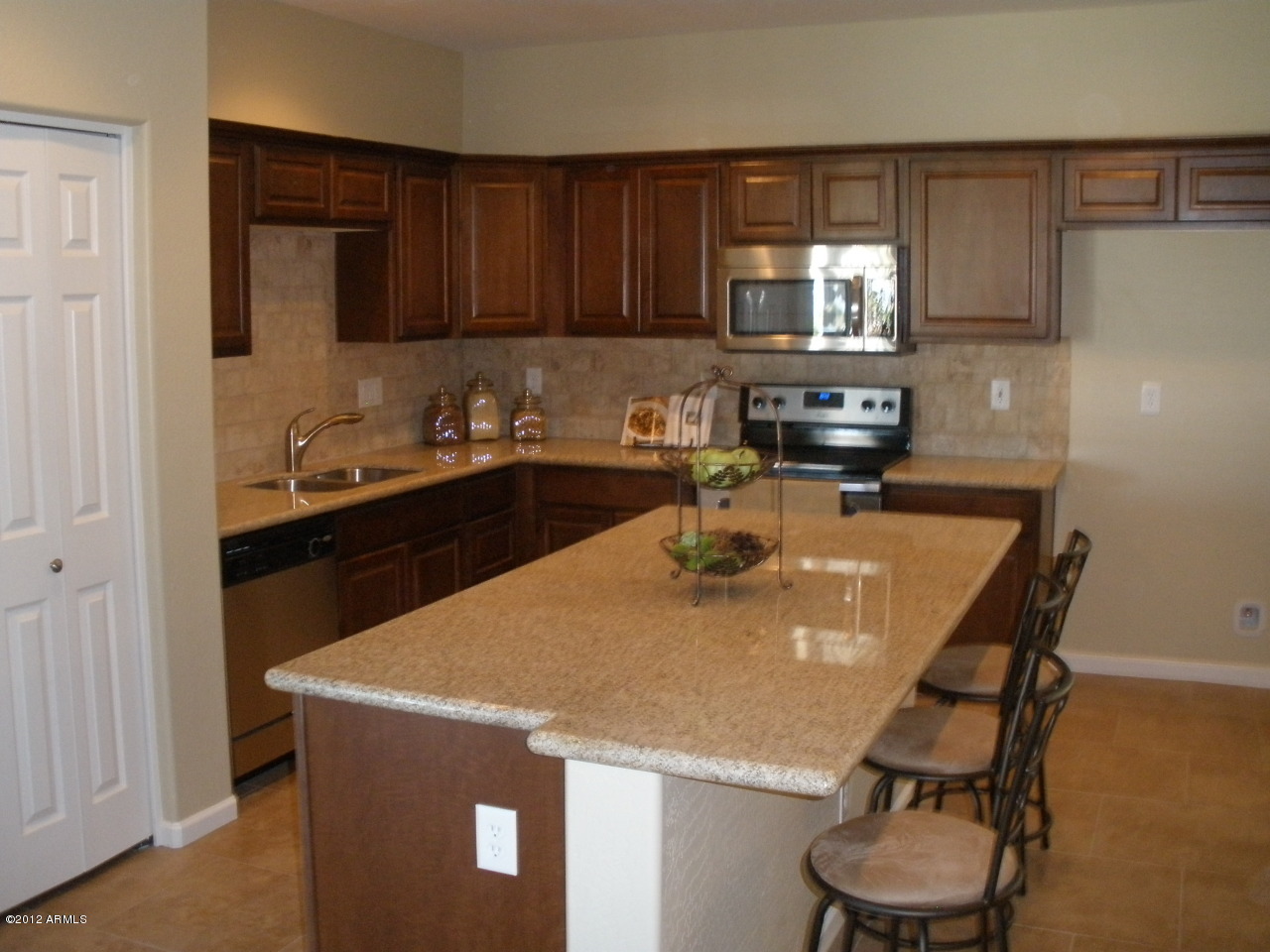 23316 South Greenfield Road Gilbert, AZ 85298 - Photo 3 of 23 Kitchen with island and pantry