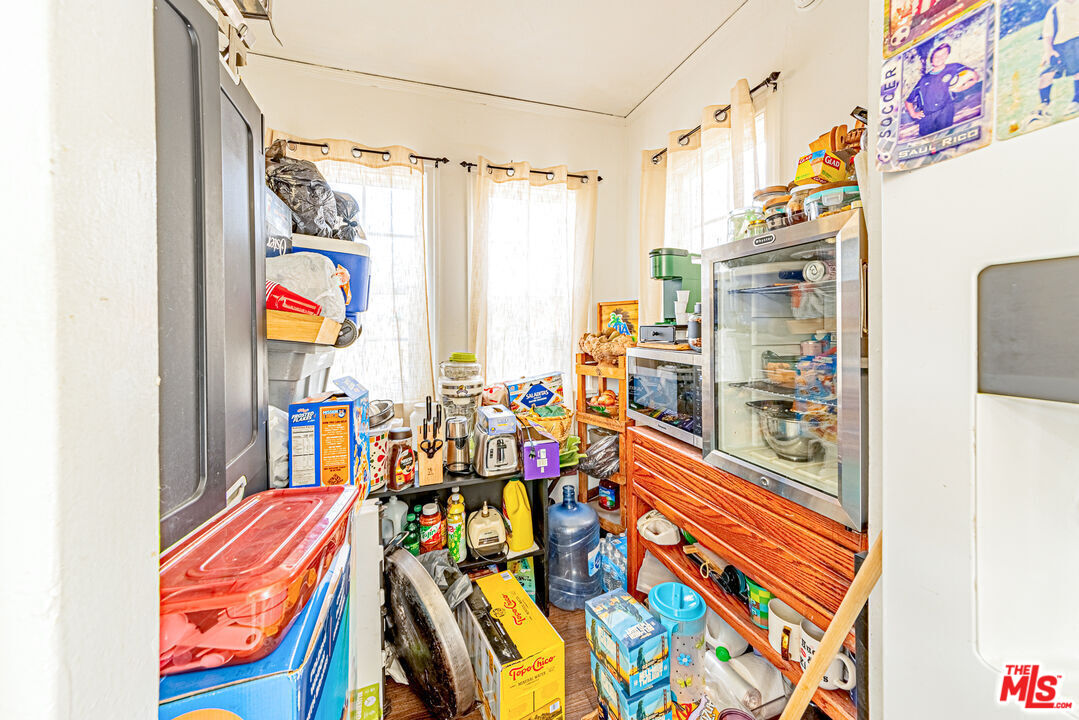 1618 South Burnside Avenue Los Angeles, CA 90019 - Photo 14 of 43 a very nice looking room with a large window