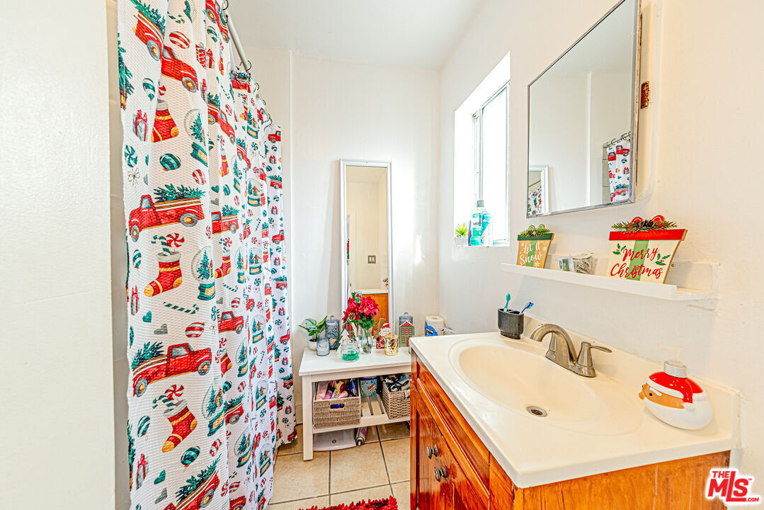 1618 South Burnside Avenue Los Angeles, CA 90019 - Photo 19 of 43 a bathroom with a sink and a bath tub