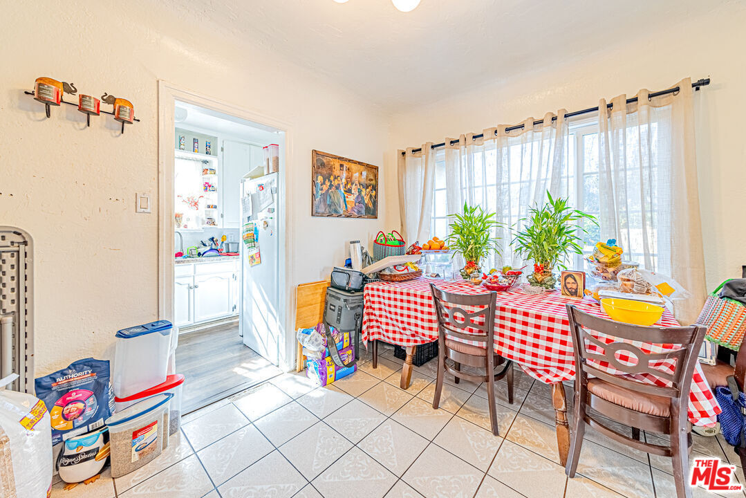 1618 South Burnside Avenue Los Angeles, CA 90019 - Photo 27 of 43 a outdoor dining space with furniture and toys