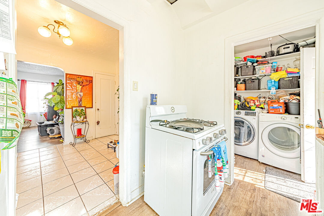 1618 South Burnside Avenue Los Angeles, CA 90019 - Photo 29 of 43 a utility room with dryer and washer