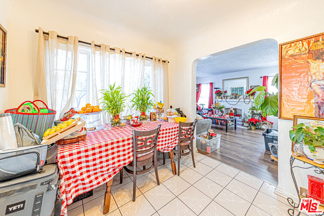 1618 South Burnside Avenue Los Angeles, CA 90019 - Photo 31 of 43 a outdoor dining space with furniture and a potted plant