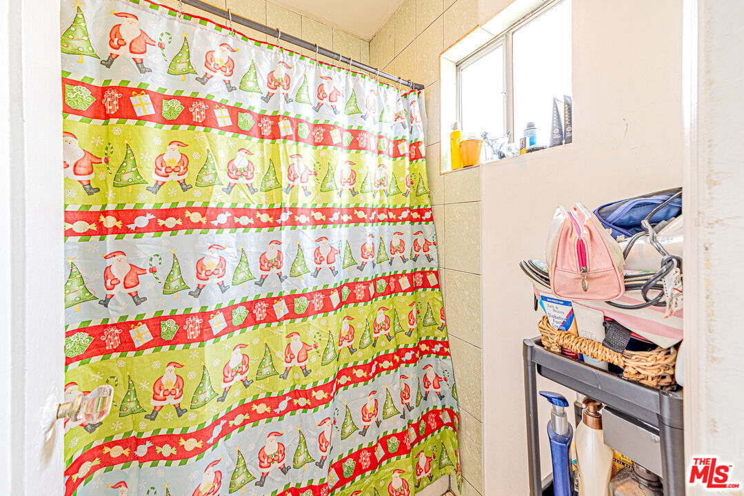 1618 South Burnside Avenue Los Angeles, CA 90019 - Photo 34 of 43 a room with toys and a book shelf