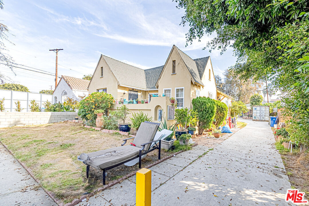 1618 South Burnside Avenue Los Angeles, CA 90019 - Photo 39 of 43 a view of outdoor space yard and patio
