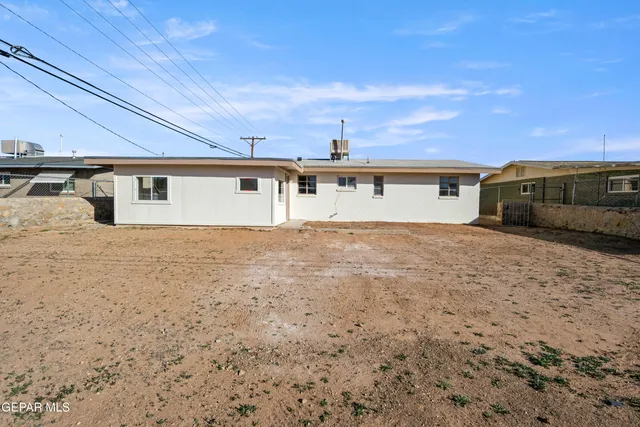 a view of a house with a backyard